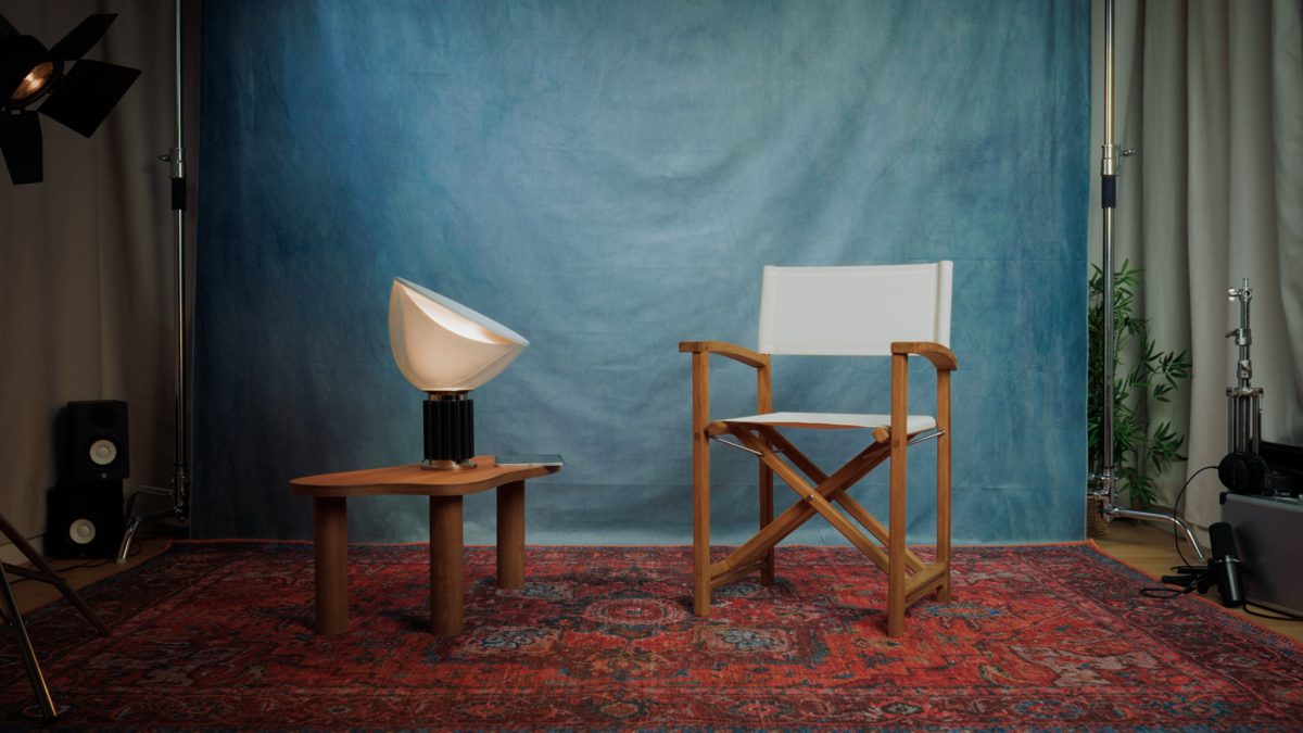 Le décor DOGMA : fond bleu peint, tapis rouge, fauteuil de réalisateur et lampe.